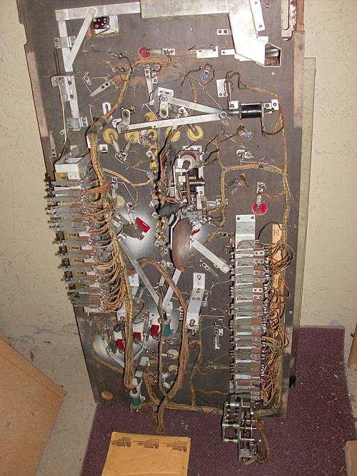 mechanisms under the pinball playfield - 1949 Williams De Icer